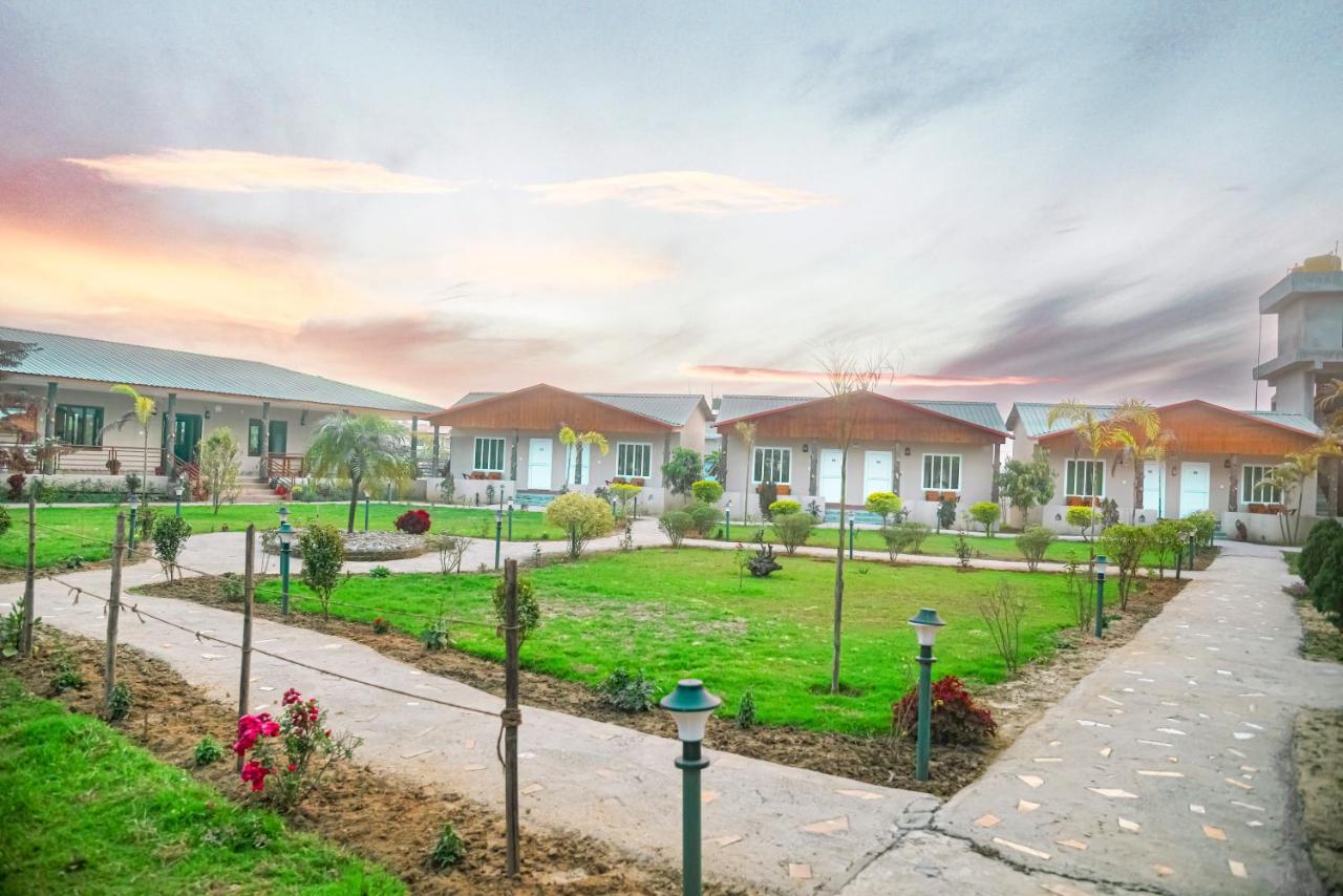 Hotel Greenland Safari Sauraha Eksteriør billede
