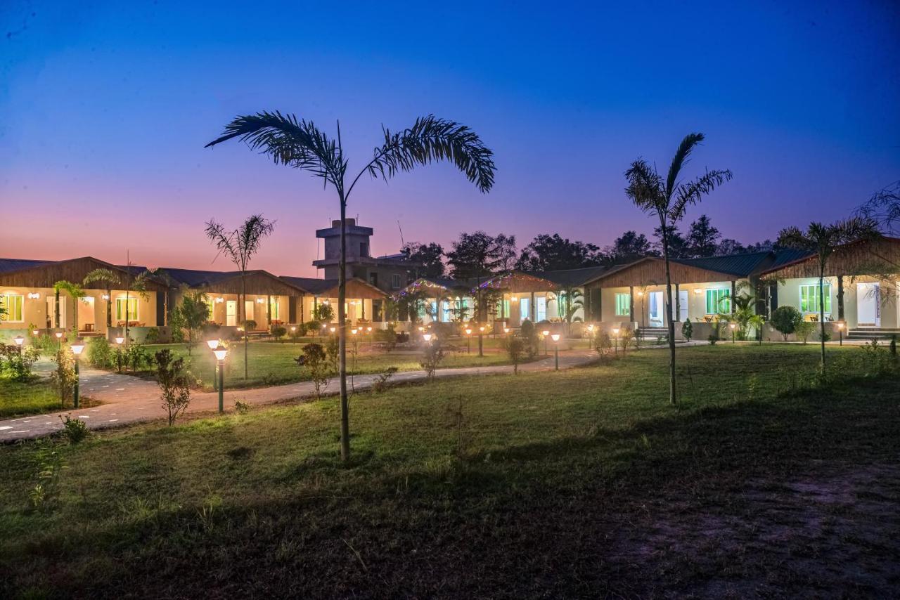 Hotel Greenland Safari Sauraha Eksteriør billede