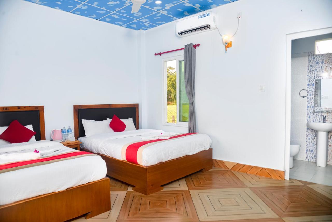Hotel Greenland Safari Sauraha Eksteriør billede