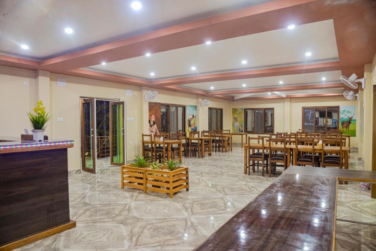 Hotel Greenland Safari Sauraha Eksteriør billede