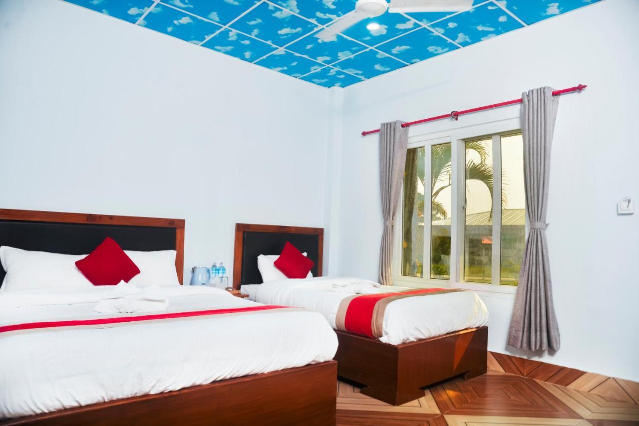 Hotel Greenland Safari Sauraha Eksteriør billede