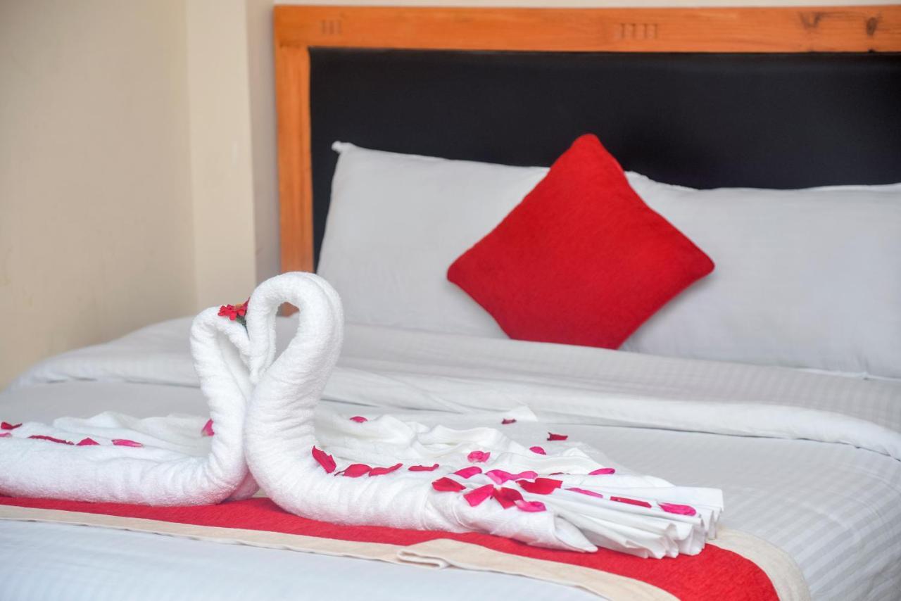 Hotel Greenland Safari Sauraha Eksteriør billede