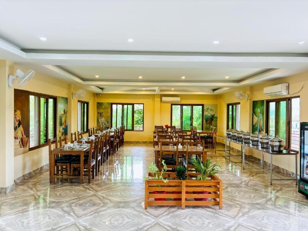 Hotel Greenland Safari Sauraha Eksteriør billede